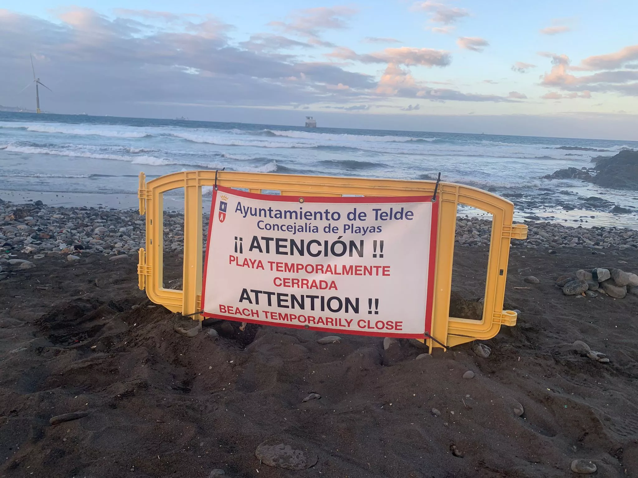 La playa de La Restinga cerrada por un vertido de crudo./ AYUNTAMIENTO DE TELDE