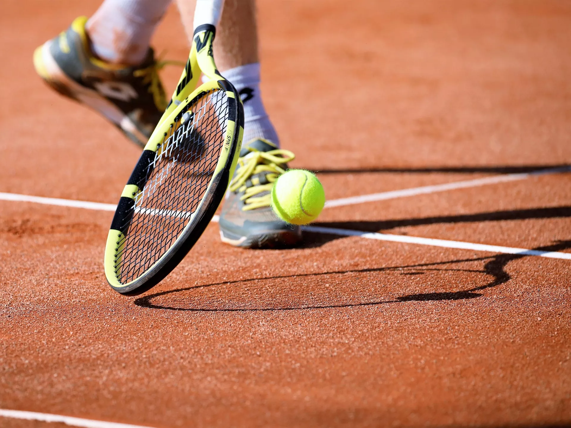 Una persona jugando al tenis. / ARCHIVO