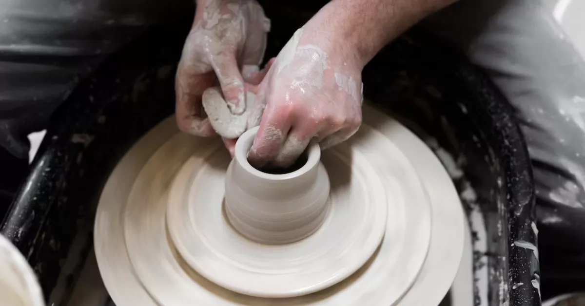 Imagen de una persona haciendo cerámica / UNSPLASH