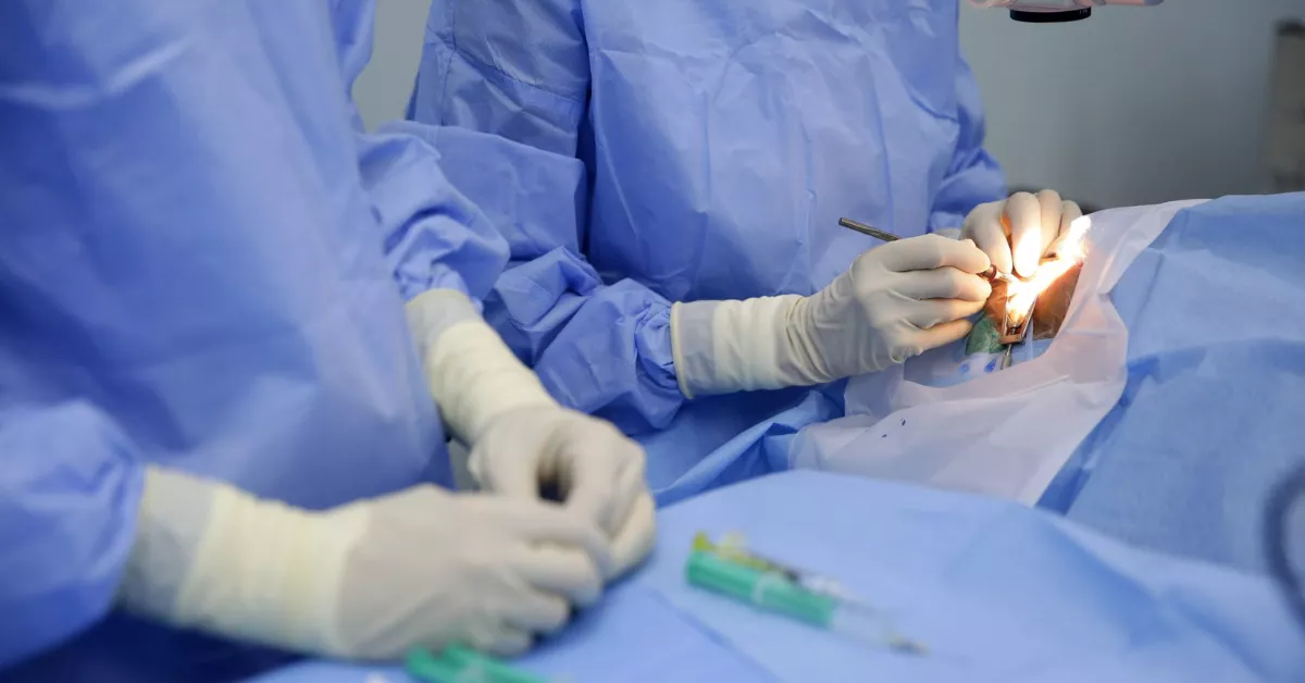 Canarias refuerza su sanidad pública con 513 médicos . En la imagen, personal sanitario en una intervención quirúrgica. / ÓSCAR RIVERA-EFE