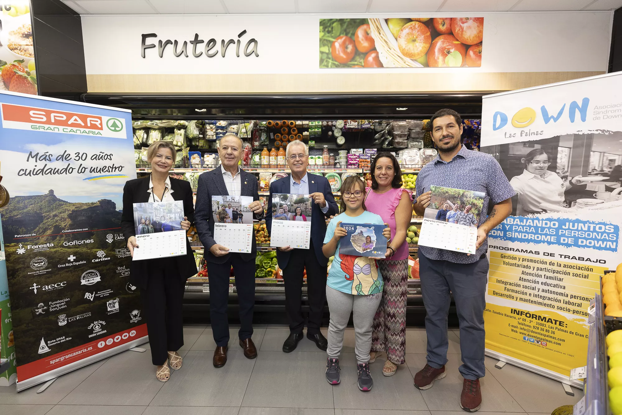 Representantes de SPAR Gran Canaria y de la Asociación celebran el inicio de la venta de los calendarios solidarios. / CEDIDA