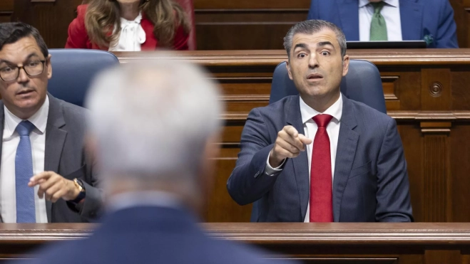 El vicepresidente del Gobierno de Canarias y consejero de Economía, Industria, Comercio y Autónomos, Manuel Domínguez (d), durante el pleno del Parlamento de Canarias celebrado este martes. / EFE - Miguel Barreto El vicepresidente del Gobierno de Canarias y consejero de Economía, Industria, Comercio y Autónomos, Manuel Domínguez (d), durante el pleno del Parlamento de Canarias celebrado este martes. / EFE - Miguel Barreto