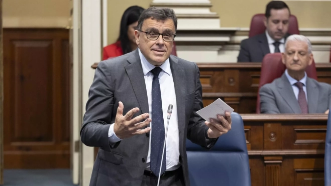El consejero de Política Territorial del Gobierno de Canarias, Manuel Miranda, durante el pleno del Parlamento de Canarias celebrado este martes / EFE- MIGUEL BARRETO