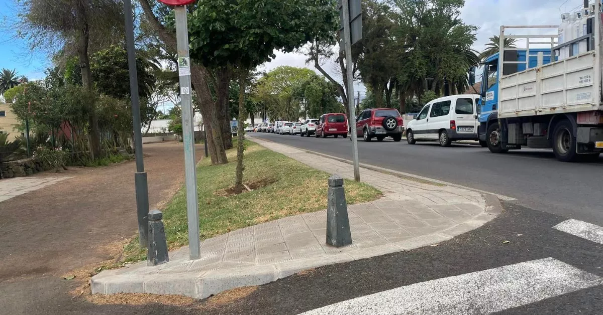 Atasco en el Camino Las Peras, esquina con la calle Concepción Salazar, en la Laguna / ASOCIACIÓN DE VECINOS RUALA Atasco en el Camino Las Peras, esquina con la calle Concepción Salazar, en la Laguna / ASOCIACIÓN DE VECINOS RUALA