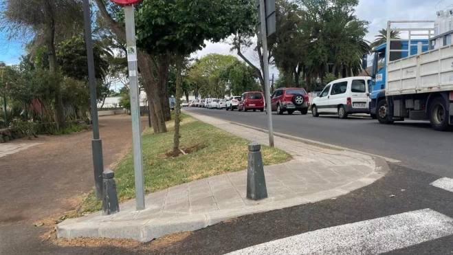 Atasco en el Camino Las Peras, esquina con la calle Concepción Salazar, en la Laguna / ASOCIACIÓN DE VECINOS RUALA Atasco en el Camino Las Peras, esquina con la calle Concepción Salazar, en la Laguna / ASOCIACIÓN DE VECINOS RUALA