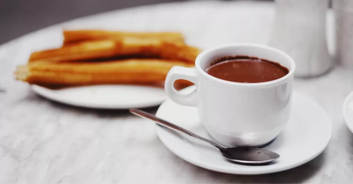 Imagen de chocolate con churros / UNSPLASH