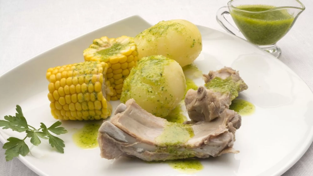 Costillas con papas y piña./ ARCHIVO