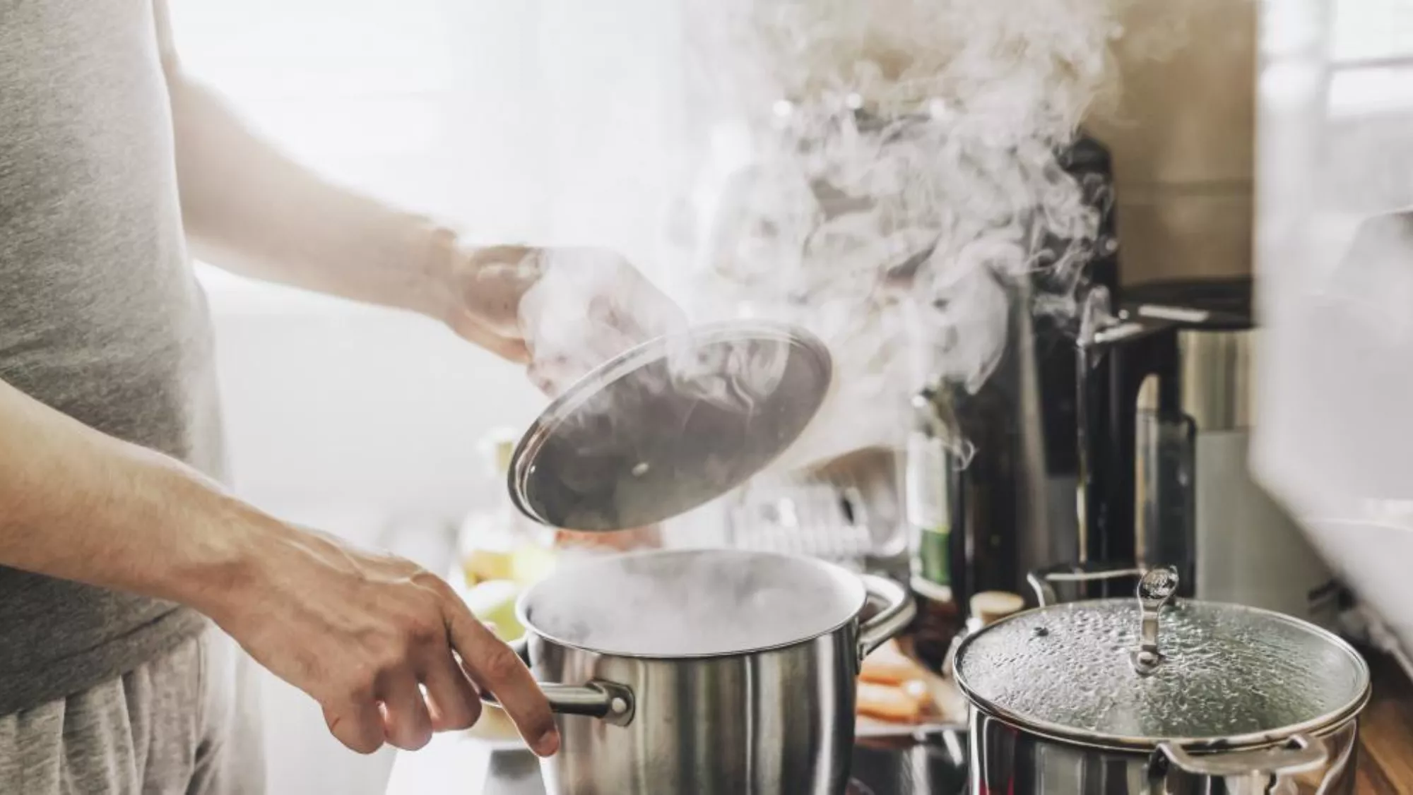 Una persona cocinando un plato de cuchara en una olla./ FREEPIK