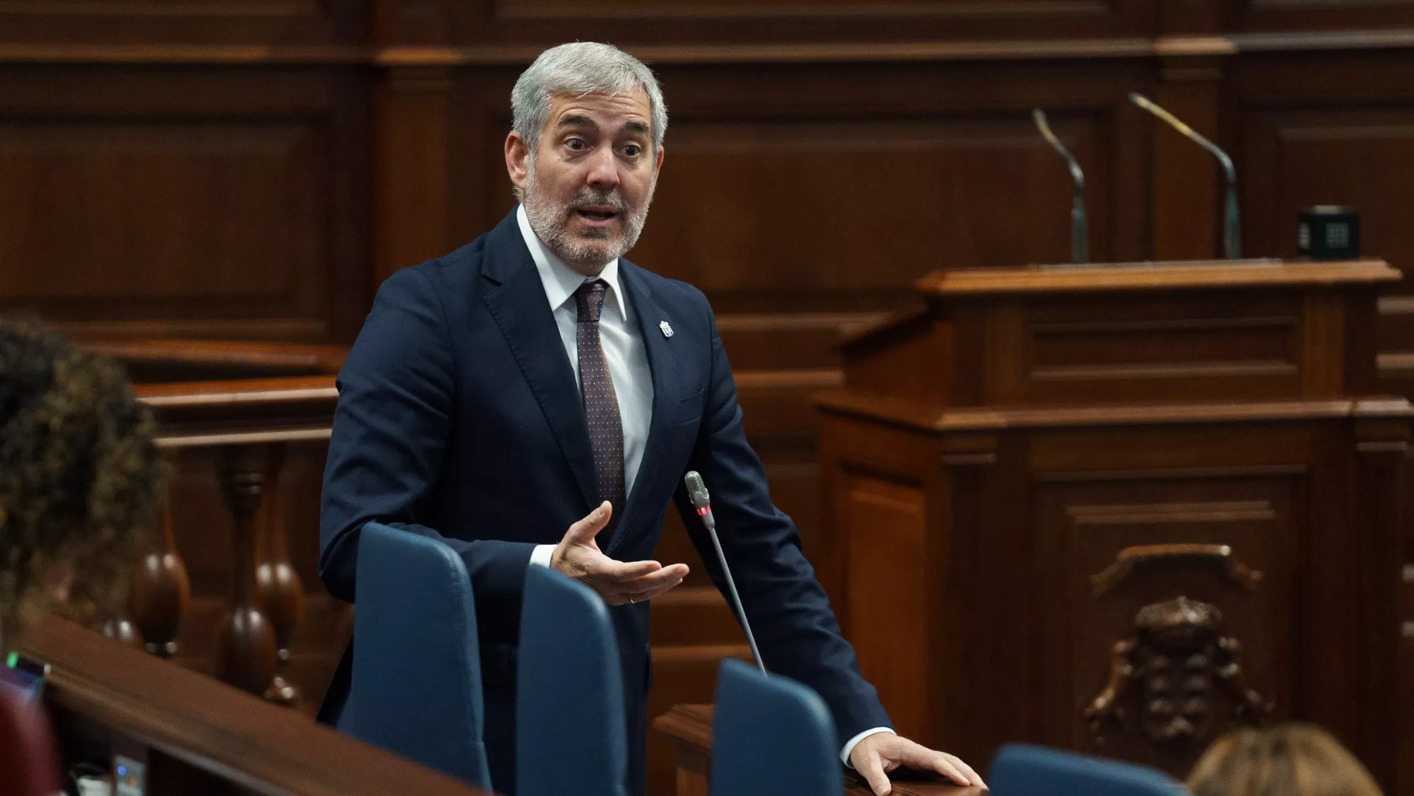El presidente de Canarias, Fernando Clavijo, respondiendo a las preguntas durante el pleno del Parlamento / EFE - RAMÓN DE LA ROCHA