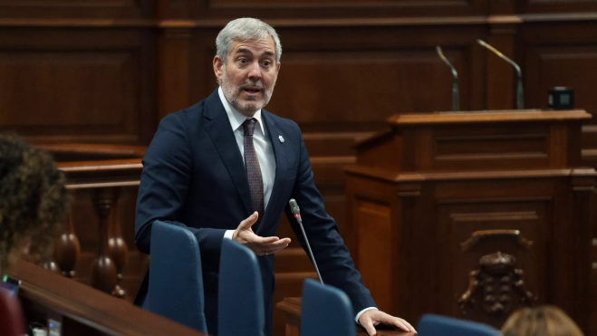 El presidente de Canarias, Fernando Clavijo, respondiendo a las preguntas durante el pleno del Parlamento / EFE - RAMÓN DE LA ROCHA