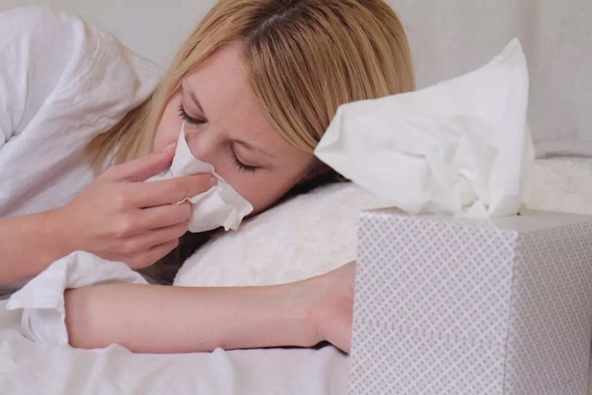 Una mujer con molestias nasales. La sinusitis se recrudece en otoño / EP