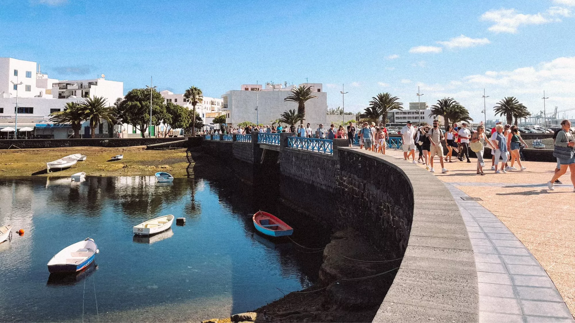 Lanzarote cosechó en marzo los mejores datos turísticos del 2024. En la imagen, turistas en Arrecife. / AH