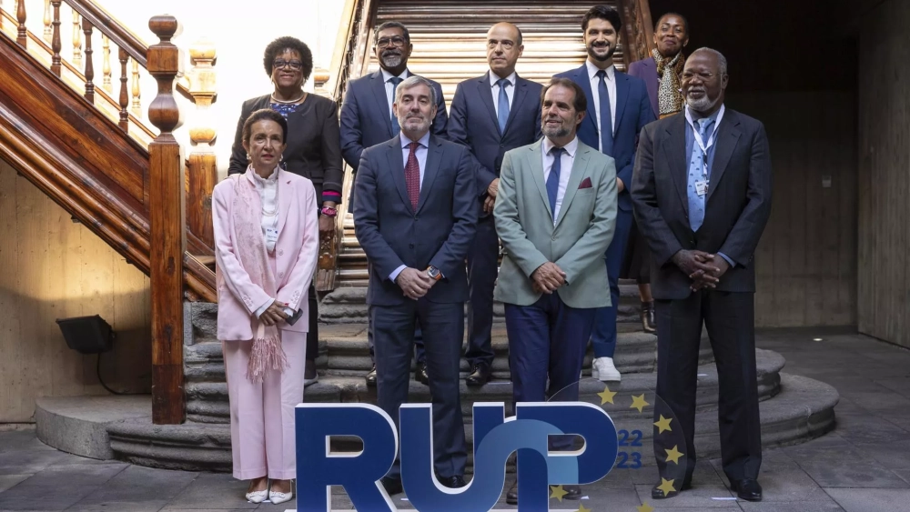 El presidente del Gobierno de Canarias, Fernando Clavijo (3d). A la derecha de la imagen, con chaqueta de color rosa claro, la presidenta de La Reunión (Francia). EFE/Miguel Barreto