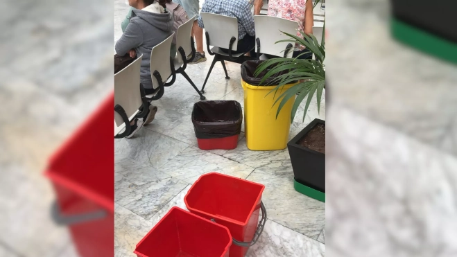 Pacientes esperando a ser atendidos mientras hay cubos para contener las goteras del Hospital Insular / ATLÁNTICO HOY