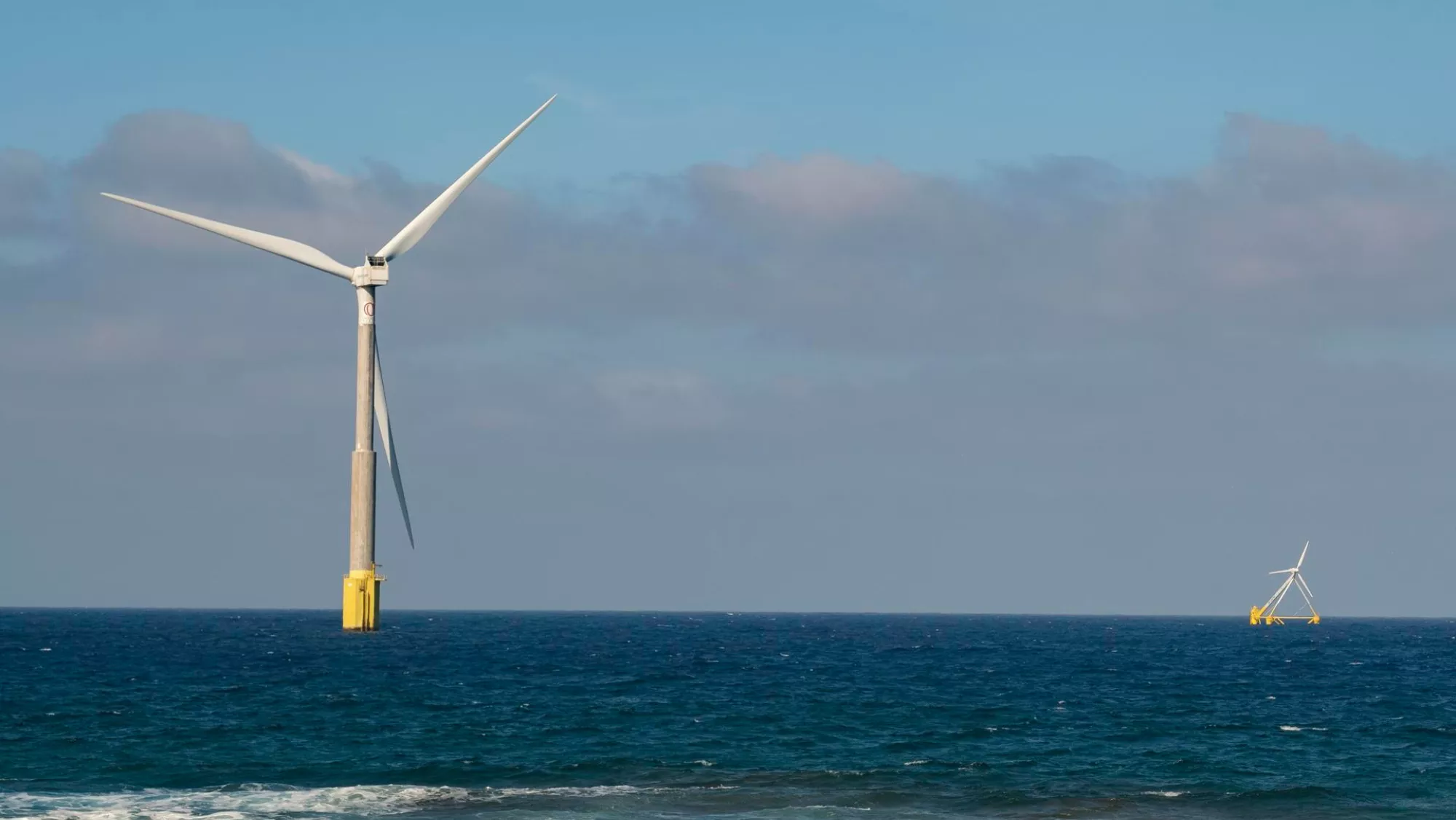 Foto de archivo de dos prototipos de energía eólica marina sometidos a ensayos frente a la costa de Gran Canaria. /EFE