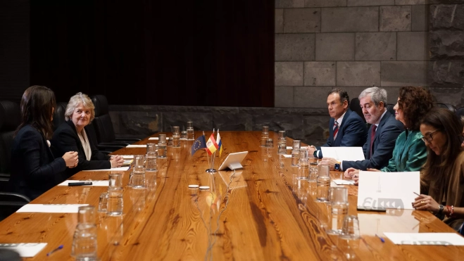 Reunión entre el presidente de Canarias y la comisaria europea de Cohesión y Reformas / EFE - RAMÓN DE LA ROCHA