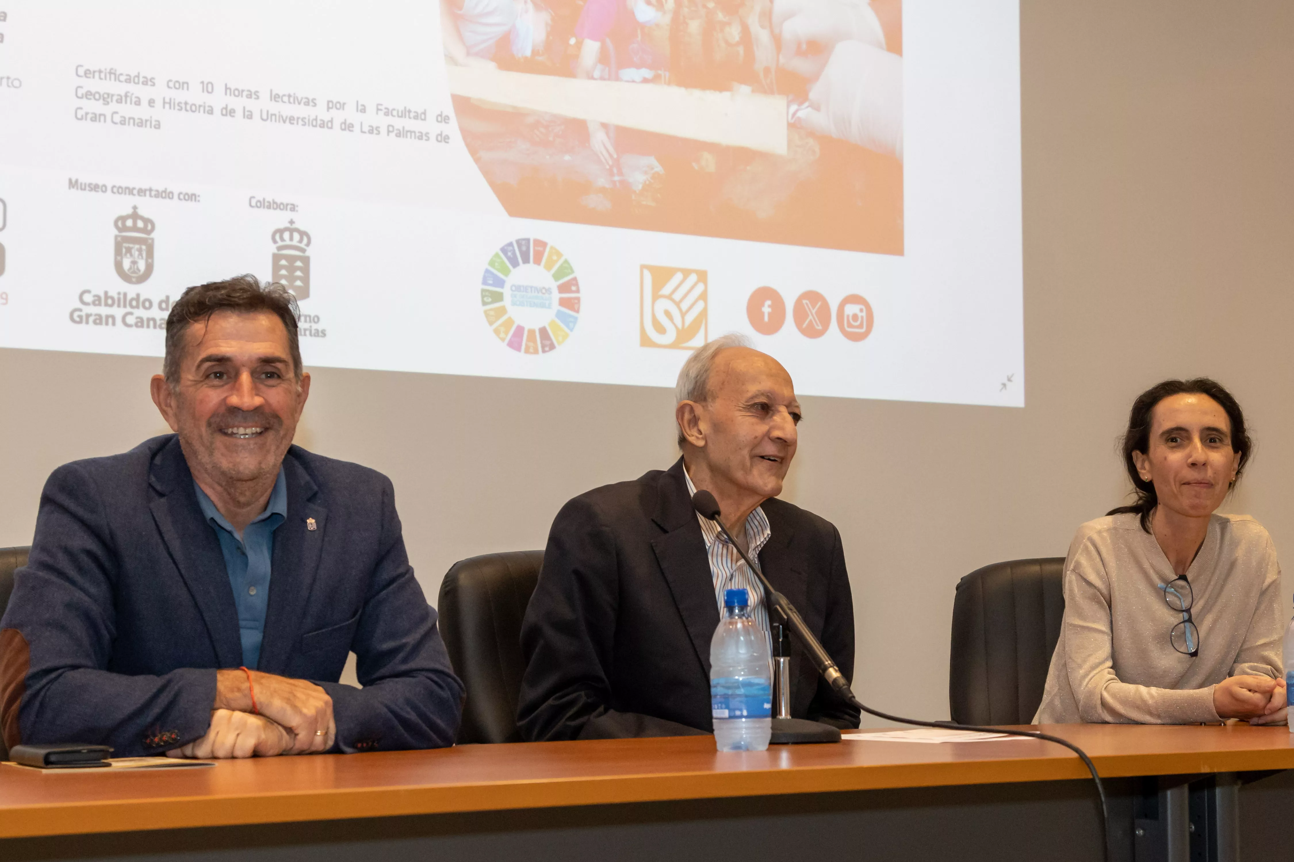 Miguel Ángel Clavijo, director general de Patrimonio del Gobierno de Canarias; Diego López, presidente de la Sociedad Científica El Museo Canario; y Teresa Delgado, coordinadora y conservadora del Museo Canario. / ACFI PRESS