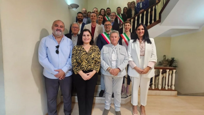 La presidenta de la FECAM, Mari Brito junto a los representantes políticos de la isla italiana de Cerdeña./ La presidenta de la FECAM, Mari Brito junto a los representantes políticos de la isla italiana de Cerdeña./