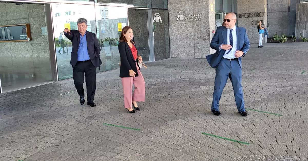 Alejandro Peñafiel sale de la Ciudad de la Justicia acompañado de dos de sus empleados / ATLÁNTICO HOY