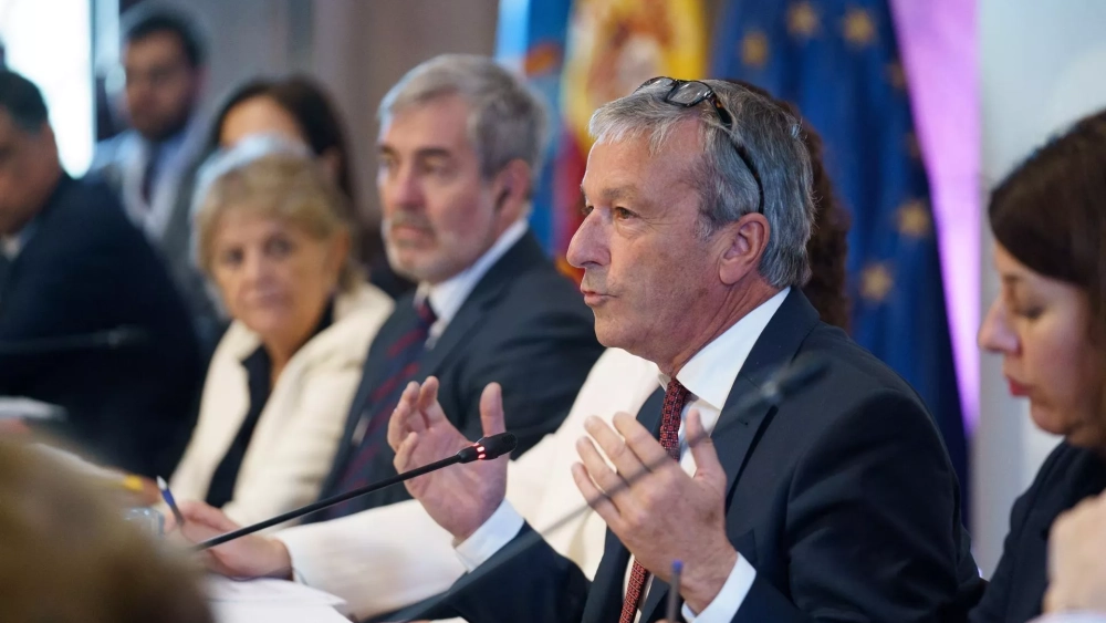 El ministro de Ultramar del Gobierno de Francia, Philippe Vigier, ha intervenido este jueves en Tenerife en la conferencia anual de las regiones ultraperiféricas de la Unión Europea. Tras él aparecen en la imagen el presidente de Canarias, Fernando Clavijo, y la comisaria europea de Cohesión y Reformas, Elisa Ferreira. EFE/Ramón de la Rocha El ministro de Ultramar del Gobierno de Francia, Philippe Vigier, ha intervenido este jueves en Tenerife en la conferencia anual de las regiones ultraperiféricas de la Unión Europea. Tras él aparecen en la imagen el presidente de Canarias, Fernando Clavijo, y la comisaria europea de Cohesión y Reformas, Elisa Ferreira. EFE/Ramón de la Rocha