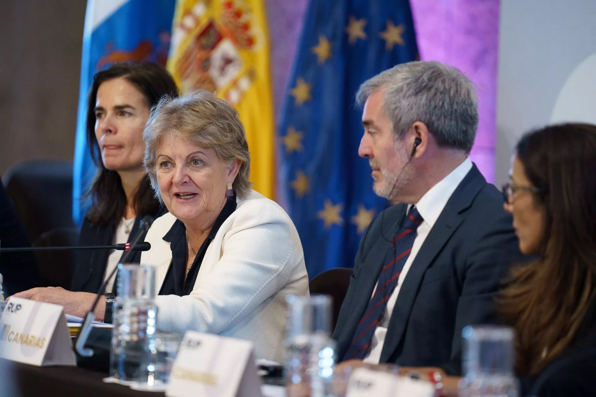 La comisaria europea de Cohesión y Reformas, Elisa Ferreira (2i), interviene en la conferencia de las regiones ultraperiféricas de la Unión Europea que se celebra en Tenerife, junto al presidente de Canarias, Fernando Clavijo (2d). EFE/Ramón de la Rocha