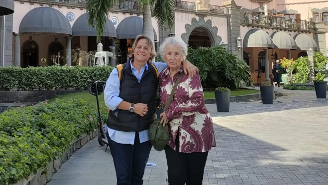 Juana de Grandes, esposa de Labordeta, y su hija, Paula Labordeta en su estancia en Gran Canaria / CEDIDA