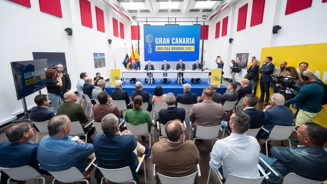 El presidente insular transmite a Pedro Rocha que la Isla reúne todas las condiciones que requiere la FIFA / CABILDO DE GRAN CANARIA