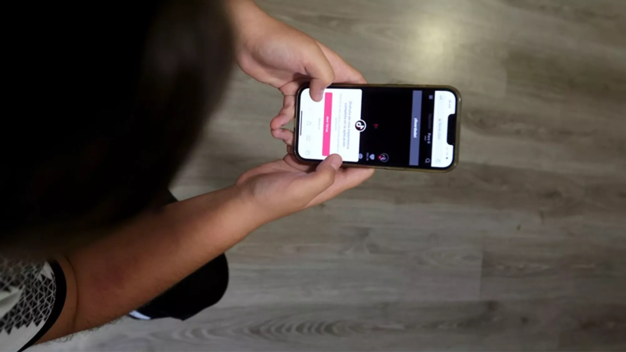 Un adolescente observa su móvil en medio de una hora lectiva, hábito que el Gobierno de Canarias estudia limitar. / EFE