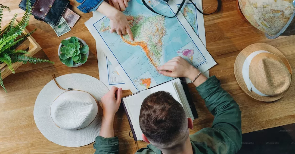 Imagen de dos personas buscando un tesoro / UNSPLASH 