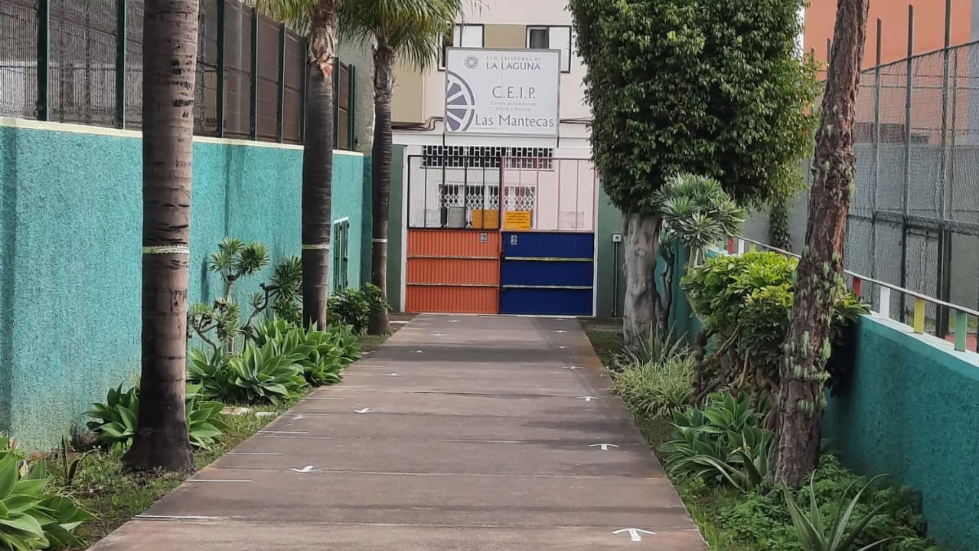 Entrada al colegio de Las Mantecas que vigila la Policía Nacional por el acoso reiterado de un alumno y las amenazas de su madre./ GOBIERNO DE CANARIAS
