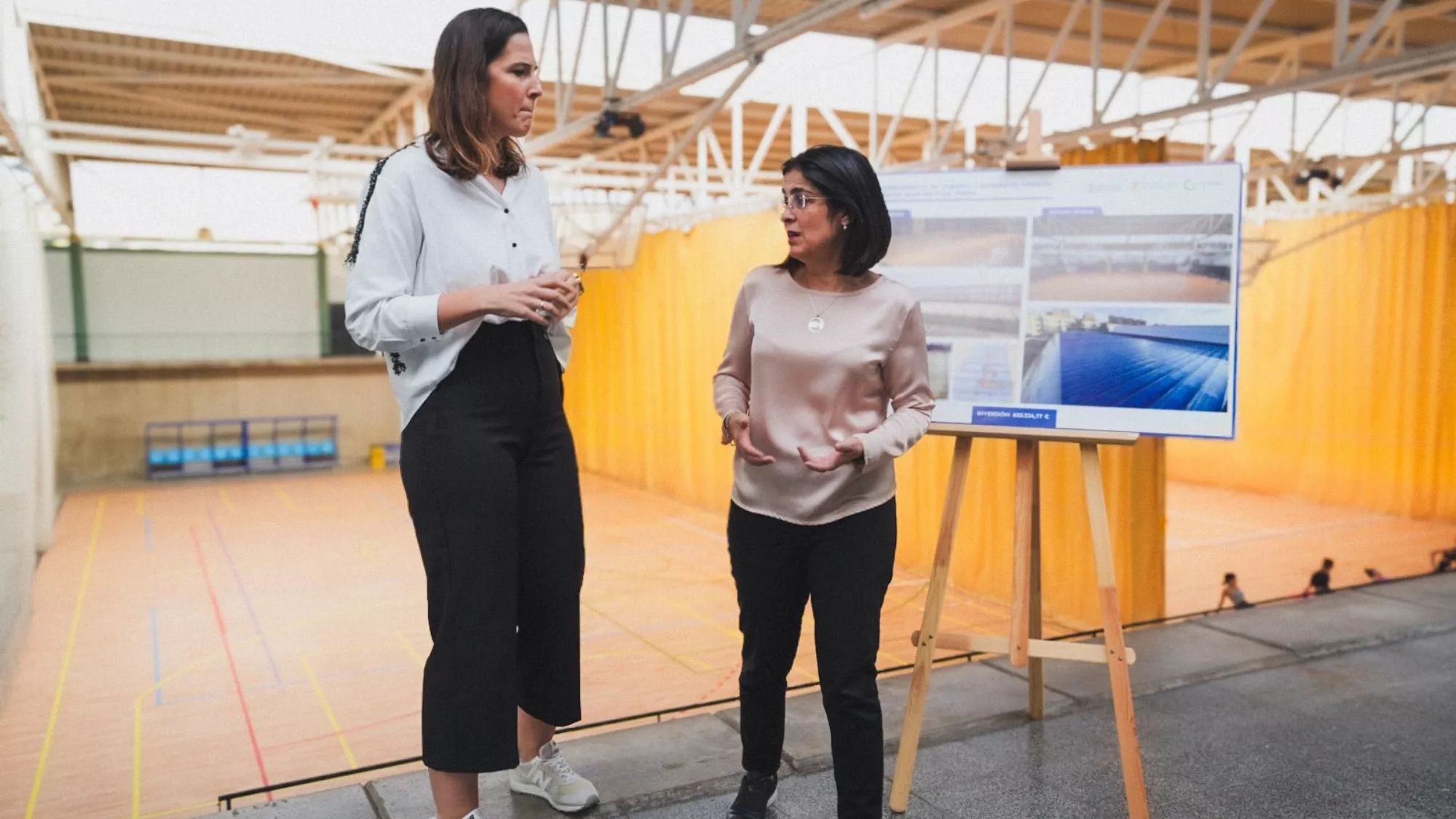 La alcaldesa Carolina Darias junto a la concejala de Deportes Carla Campoamor / AYUNTAMIENTO DE LAS PALMAS DE GRAN CANARIA