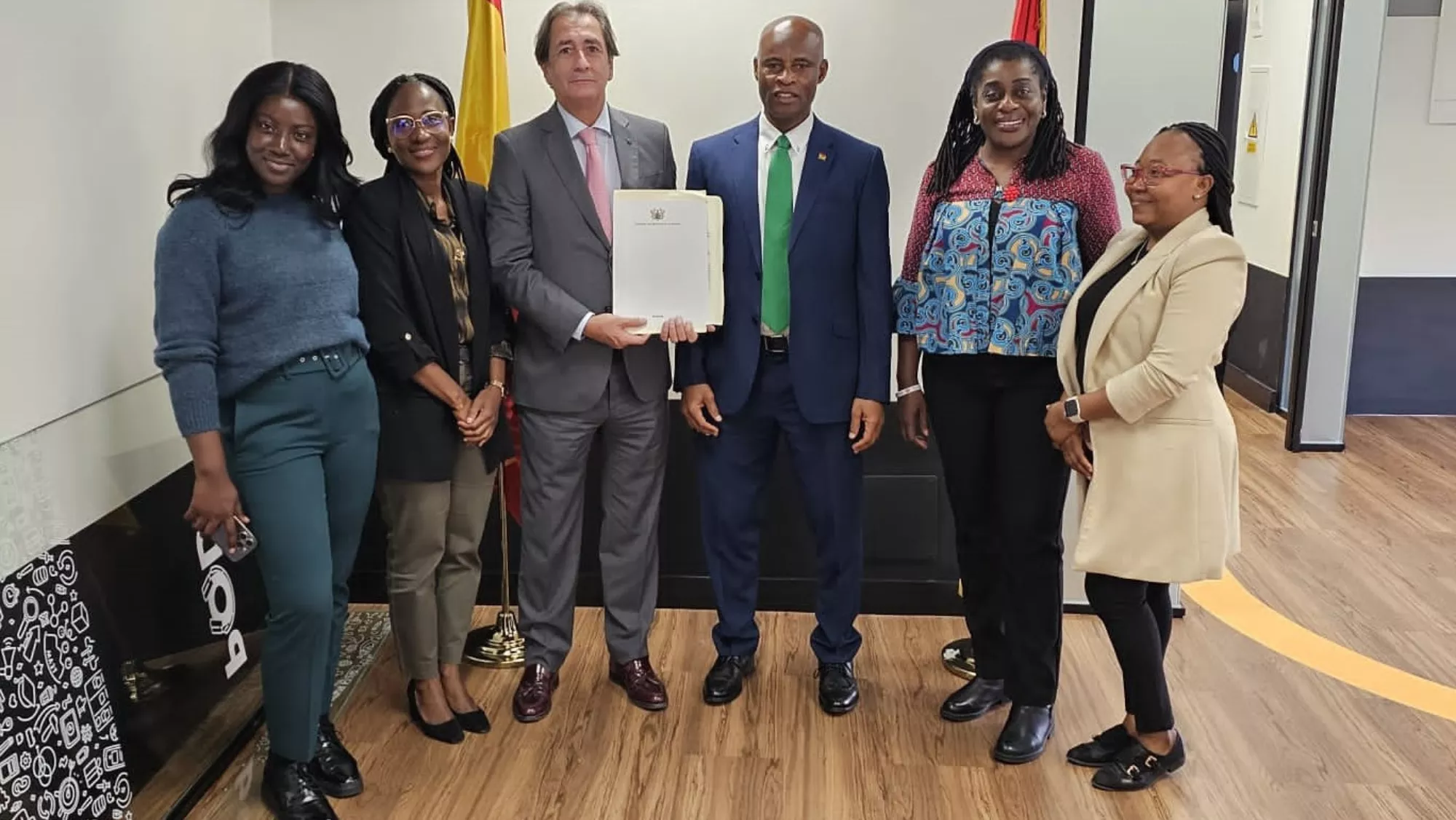Luis Padrón, junto a embajador de Ghana en España, Mohammad Ahmad, junto a responsables de distintos departamentos de la embajada / CÁMARA DE COMERCIO