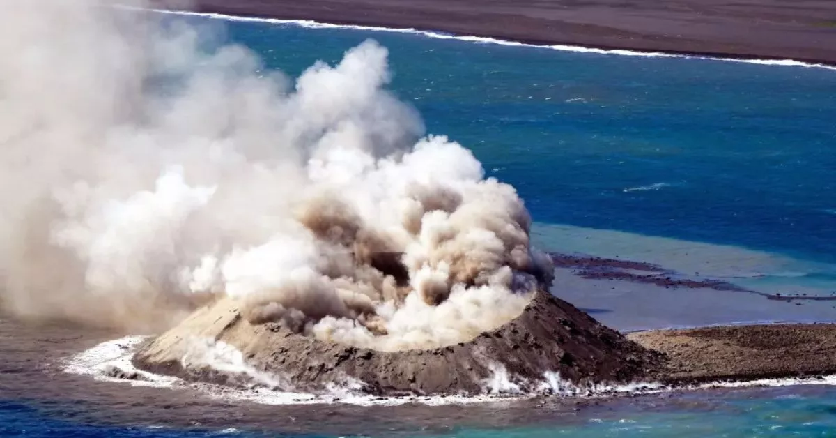 La erupción registrada la sur de Iwoto ha creado una pequeña nueva isla independiente en el mar de Japón./ REDES @NuestroDiario.
