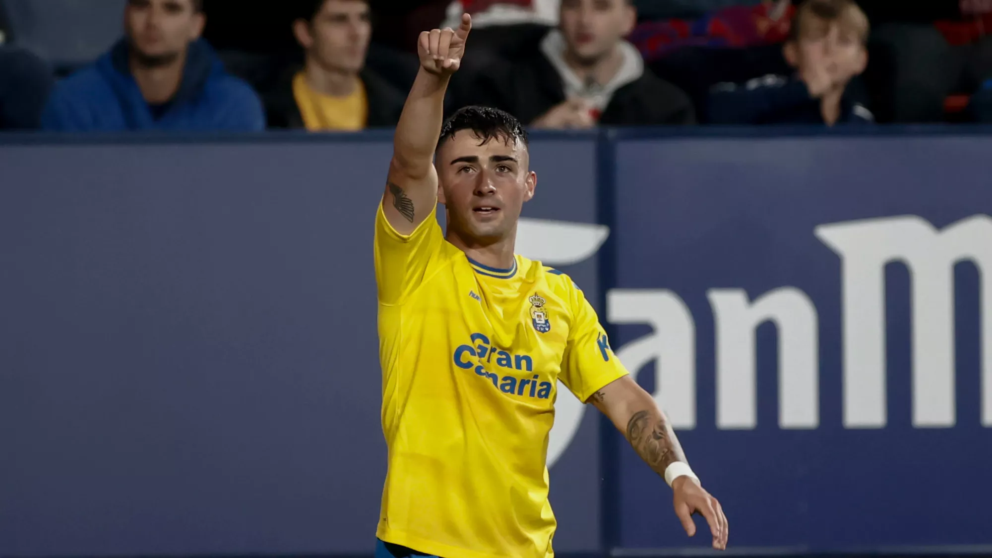 El delantero de la UD Las Palmas Alberto Moleiro celebra su gol ante Osasuna. / JESÚS DÍGES-EFE