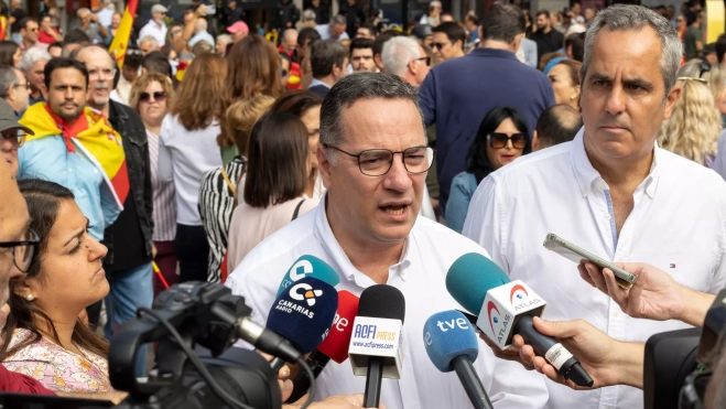 El secretario general del Partido Popular en Canarias, Hipolito Suárez, en la concentración / EFE - QUIQUE CURBELO