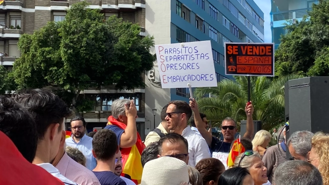 Carteles en la concentración en contra de la amnistía y el pacto del PSOE / ATLÁNTICO HOY- ARIADNA MARTÍNEZ