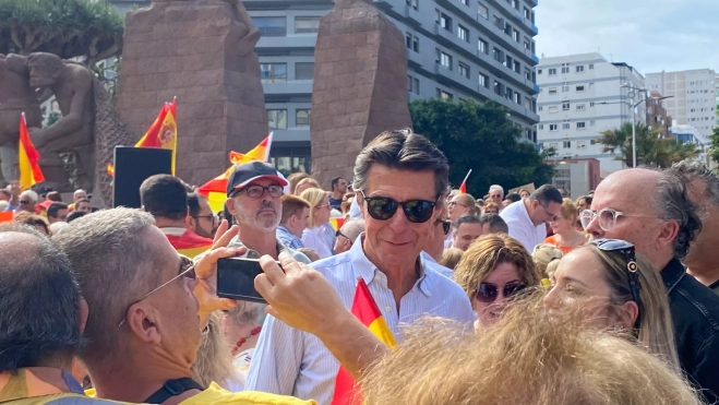 El exministro José Manuel Soria en la concentración de Las Palmas de Gran Canaria / ATLÁNTICO HOY- ARIADNA MARTÍNEZ El exministro José Manuel Soria en la concentración de Las Palmas de Gran Canaria / ATLÁNTICO HOY- ARIADNA MARTÍNEZ