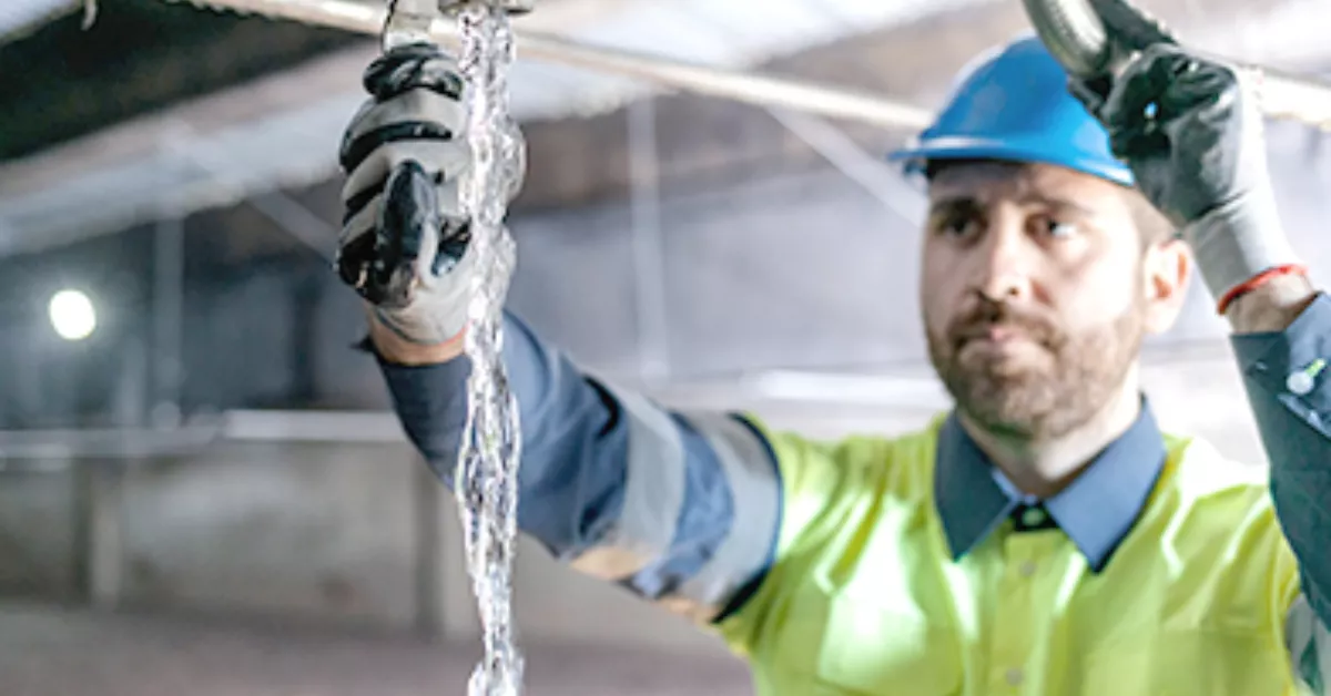 Trabajador arreglando una tubería / AGUAS TELDE