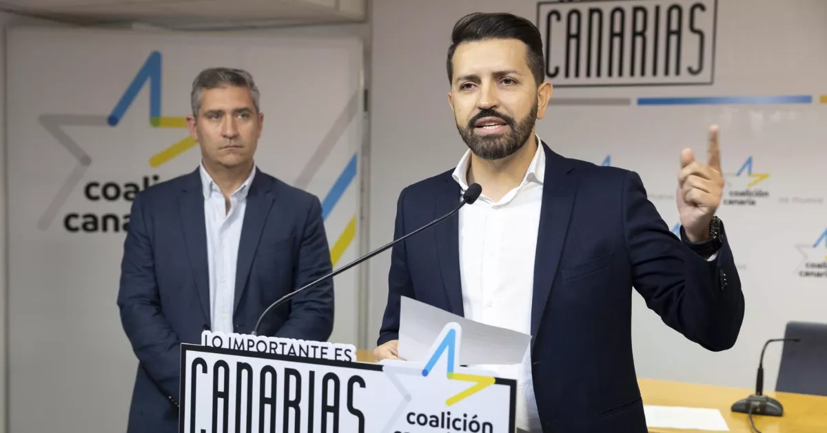 Jonathan Domínguez (d), y el secretario general del partido en el municipio, Fran Hernández (i) / EFE