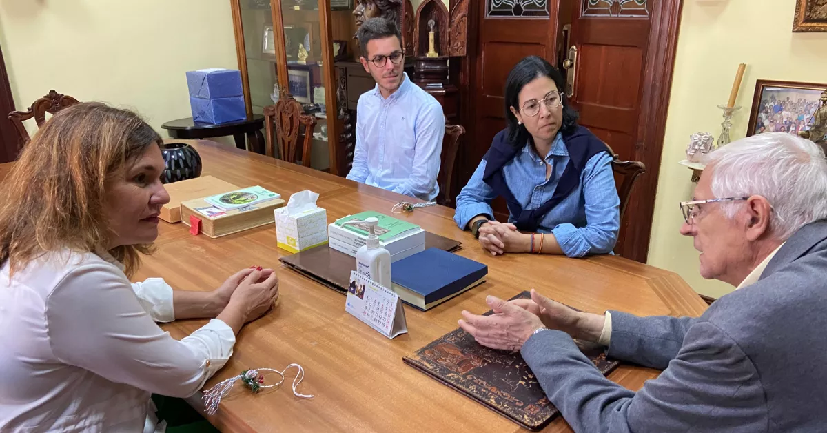 Jimena Delgado con el director de la Obra Social de Acogida y Desarrollo / PARTIDO POPULAR