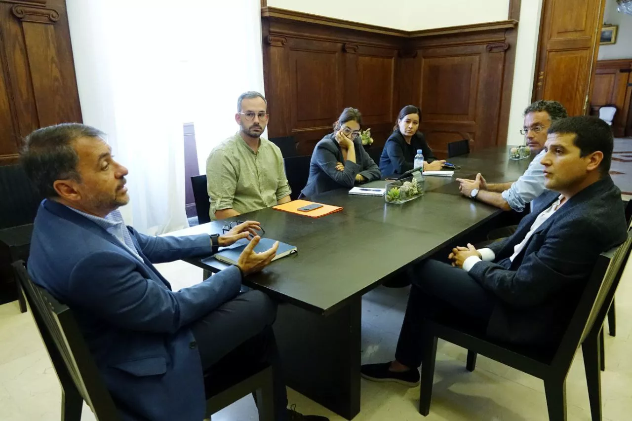 Reunión entre el Ayuntamiento de Santa Cruz de Tenerife y Visocan sobre la situación de 358 familias de Añaza. / CEDIDA