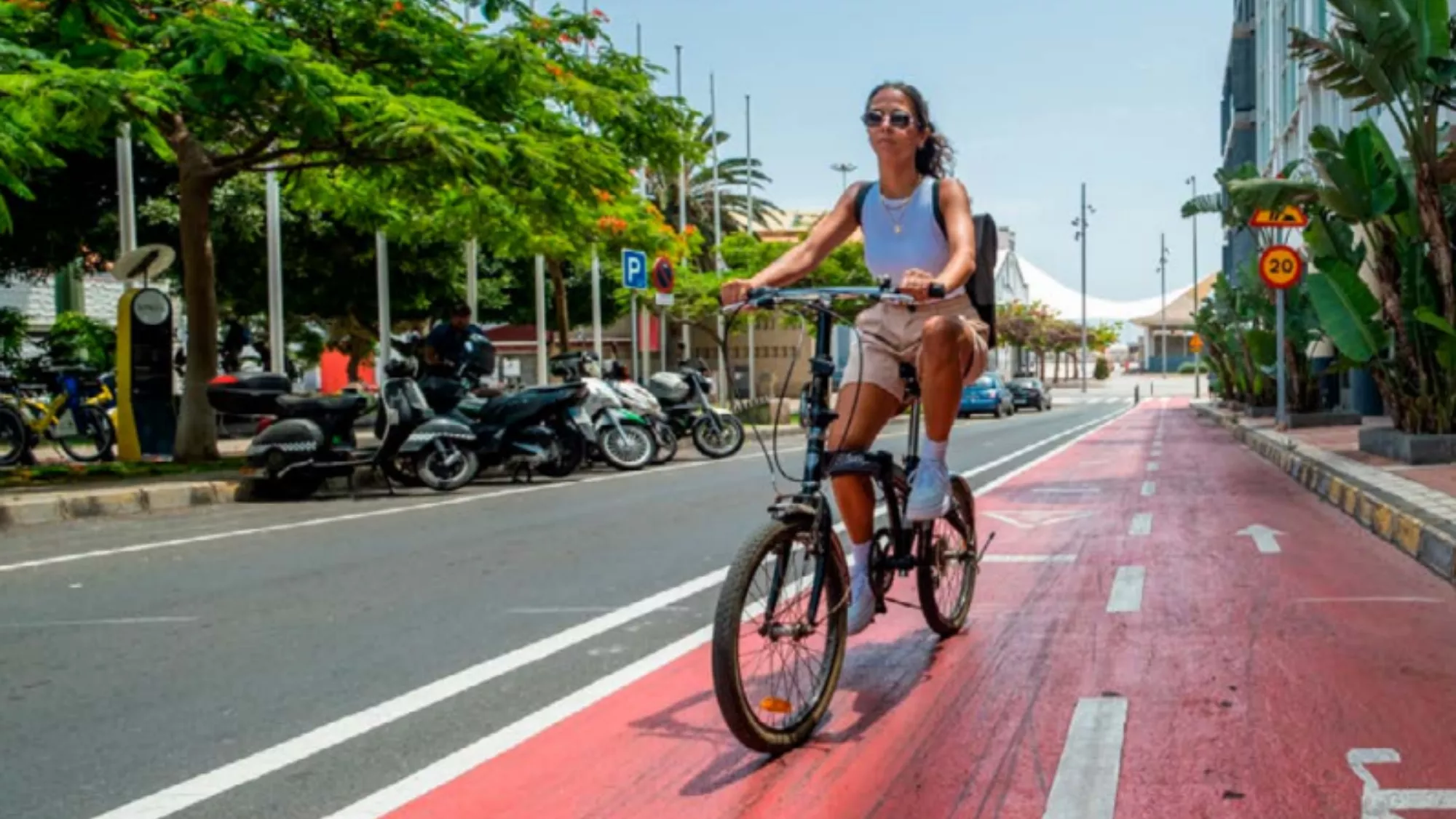 Una persona en bicicleta por la ciudad / TURISMO ISLAS CANARIAS