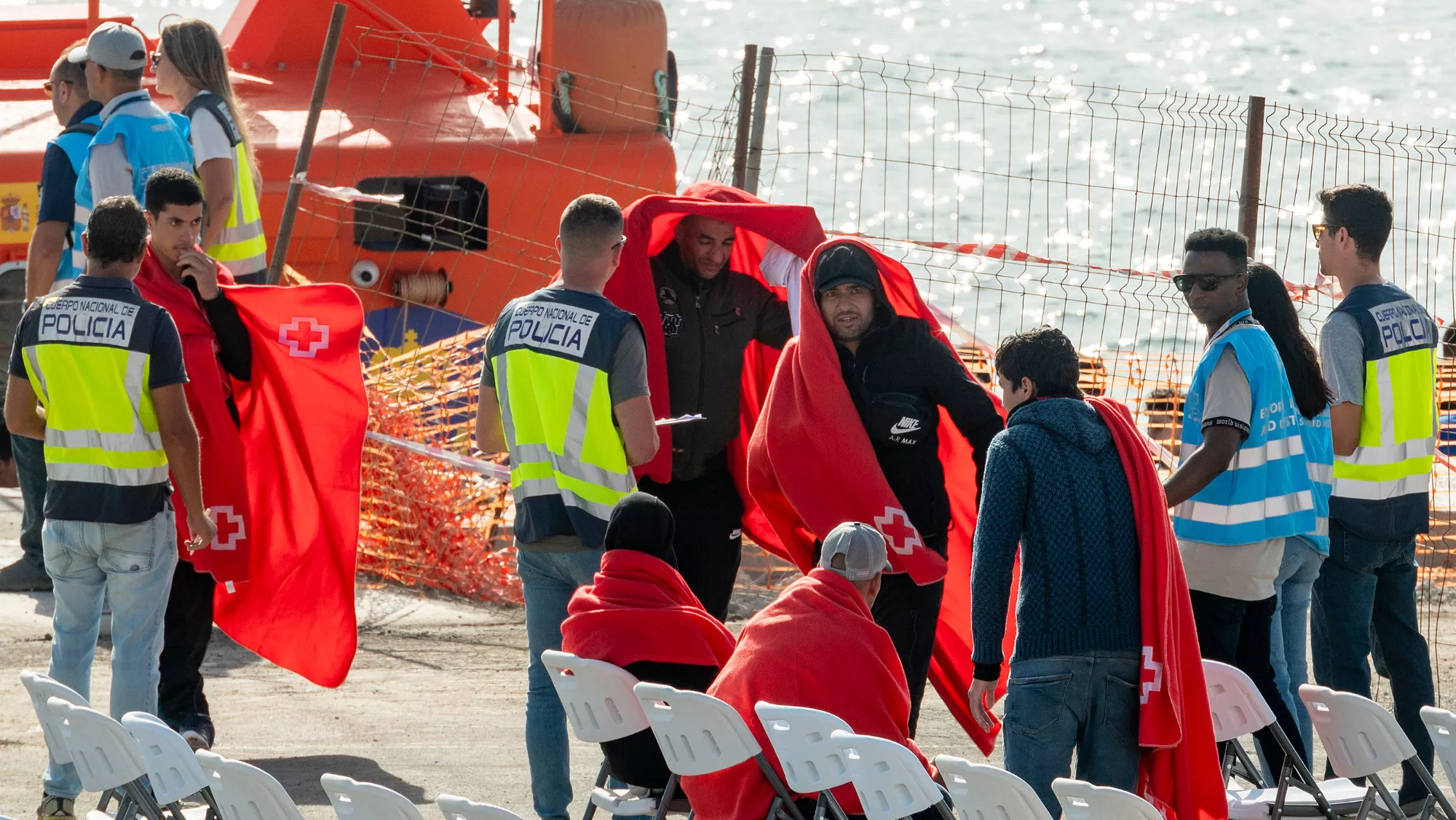 Salvamento Marítimo ha rescatado este martes a 51 hombres en una neumática localizada a unos 18 kilómetros al suroeste de Lanzarote / EFE- ADRIEL PERDOMO Salvamento Marítimo ha rescatado este martes a 51 hombres en una neumática localizada a unos 18 kilómetros al suroeste de Lanzarote / EFE- ADRIEL PERDOMO