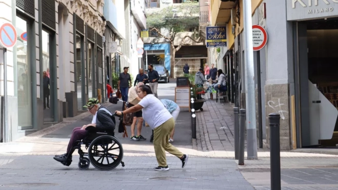 Una mujer empuja a un hombre dependiente en Santa Cruz de Tenerife (Canarias). / ATLÁNTICO HOY Una mujer empuja a un hombre dependiente en Santa Cruz de Tenerife (Canarias). / ATLÁNTICO HOY
