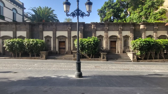 Los árboles tapan las esculturas ATLÁNTICO HOY
