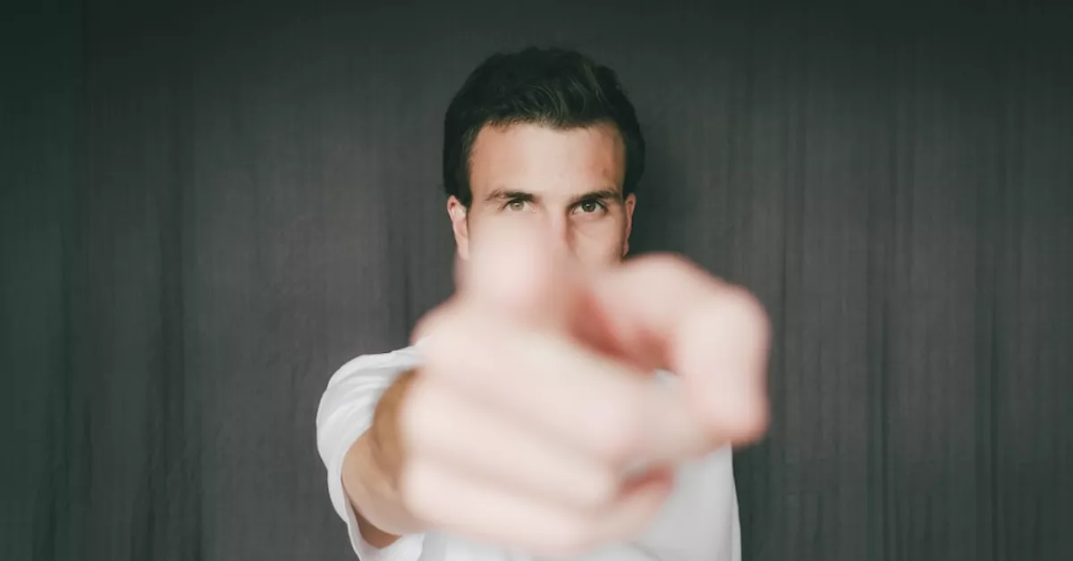 Imagen de un hombre señalando / PIXABAY