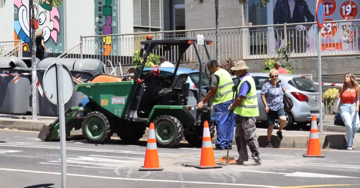Trabajadores en Santa Cruz de Tenerife (Canarias). / ATLÁNTICO HOY