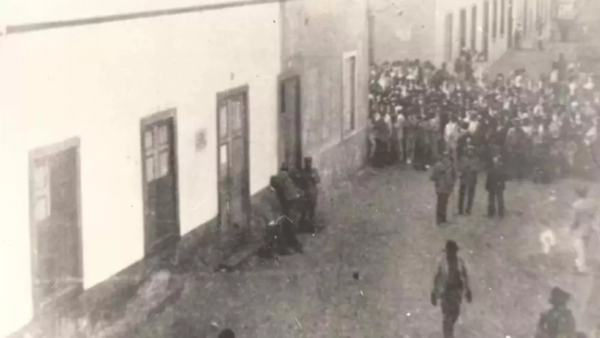 Colegio electoral en la calle La Marina momentos antes de la muerte de los seis obreros / FEDAC 