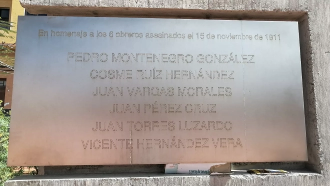 Monolito en homenaje a los seis obreros, ubicado en la Plaza del Pueblo / CEDIDA Monolito en homenaje a los seis obreros, ubicado en la Plaza del Pueblo / CEDIDA