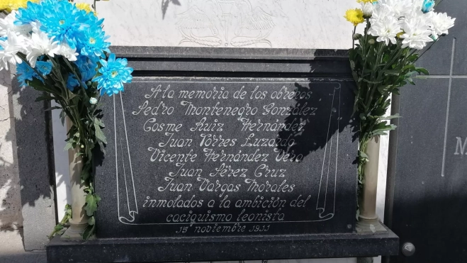 Placa en el cementerio en memoria de los fallecidos en 1911 / CEDIDA